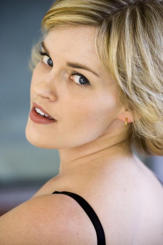 凱瑞·華格倫 Kari Wahlgren