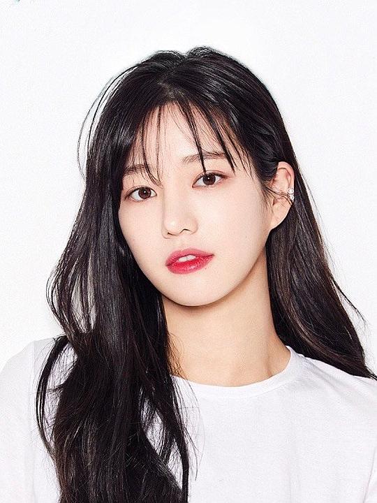 李侑菲 Yoo-Bi Lee