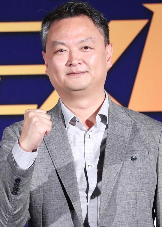 姜允成 Yoon Sung Kang