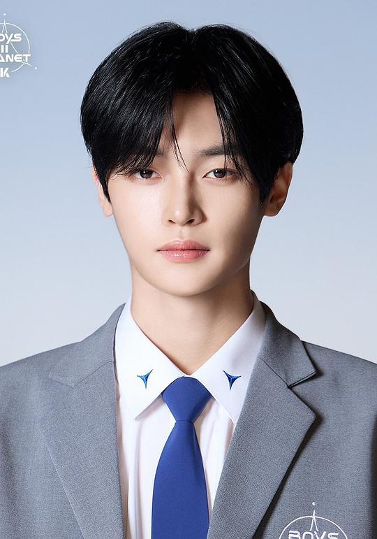 金慜峻 KIM MINJUN